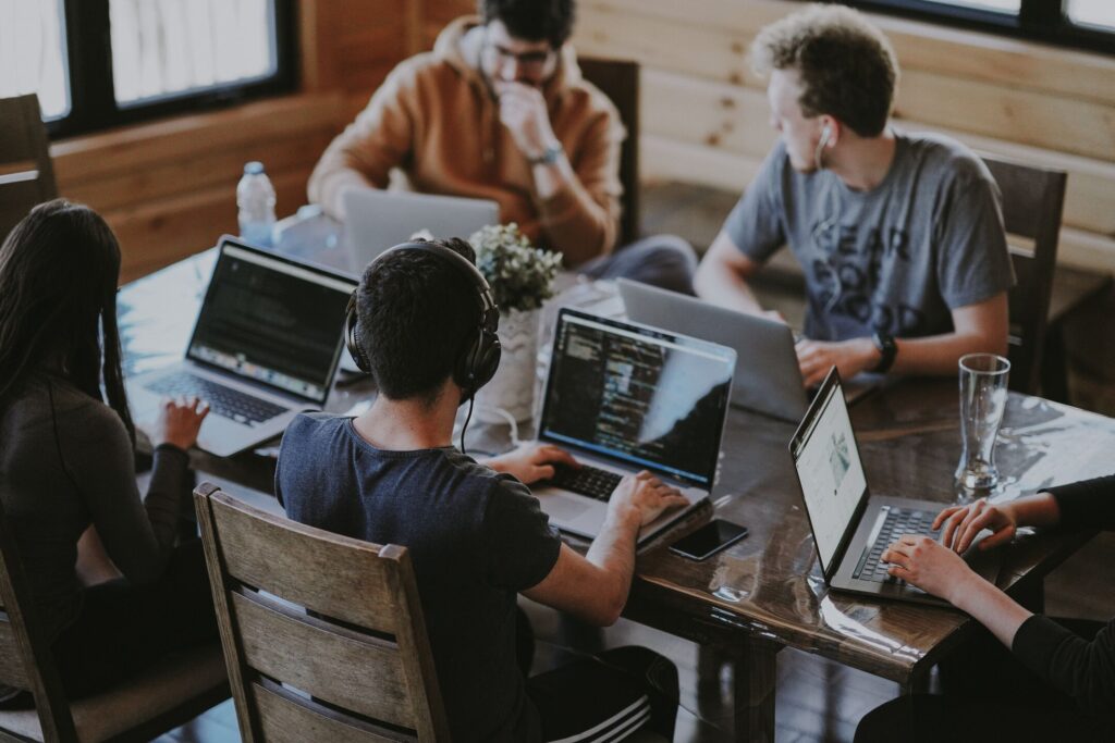 Équipe d’une PME au travail autour d’une table